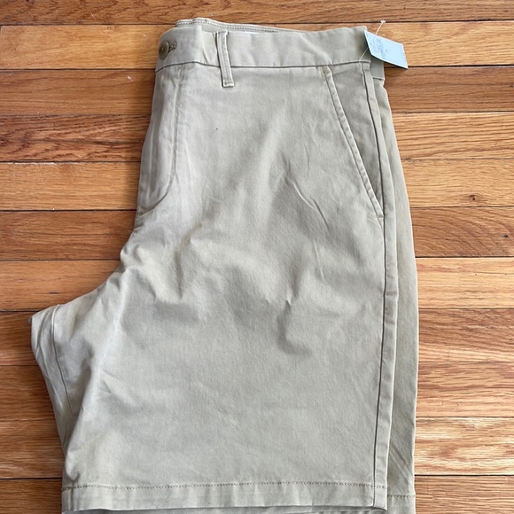 Gap men’s tan shorts 33” waist 8” inseam - Picture 1 of 4
